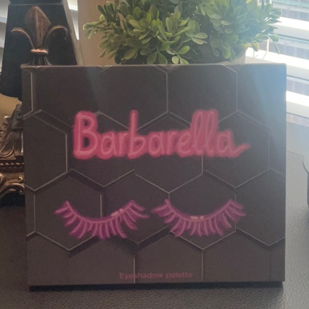 💕 Barbarella Eyeshadow Palette - NIB